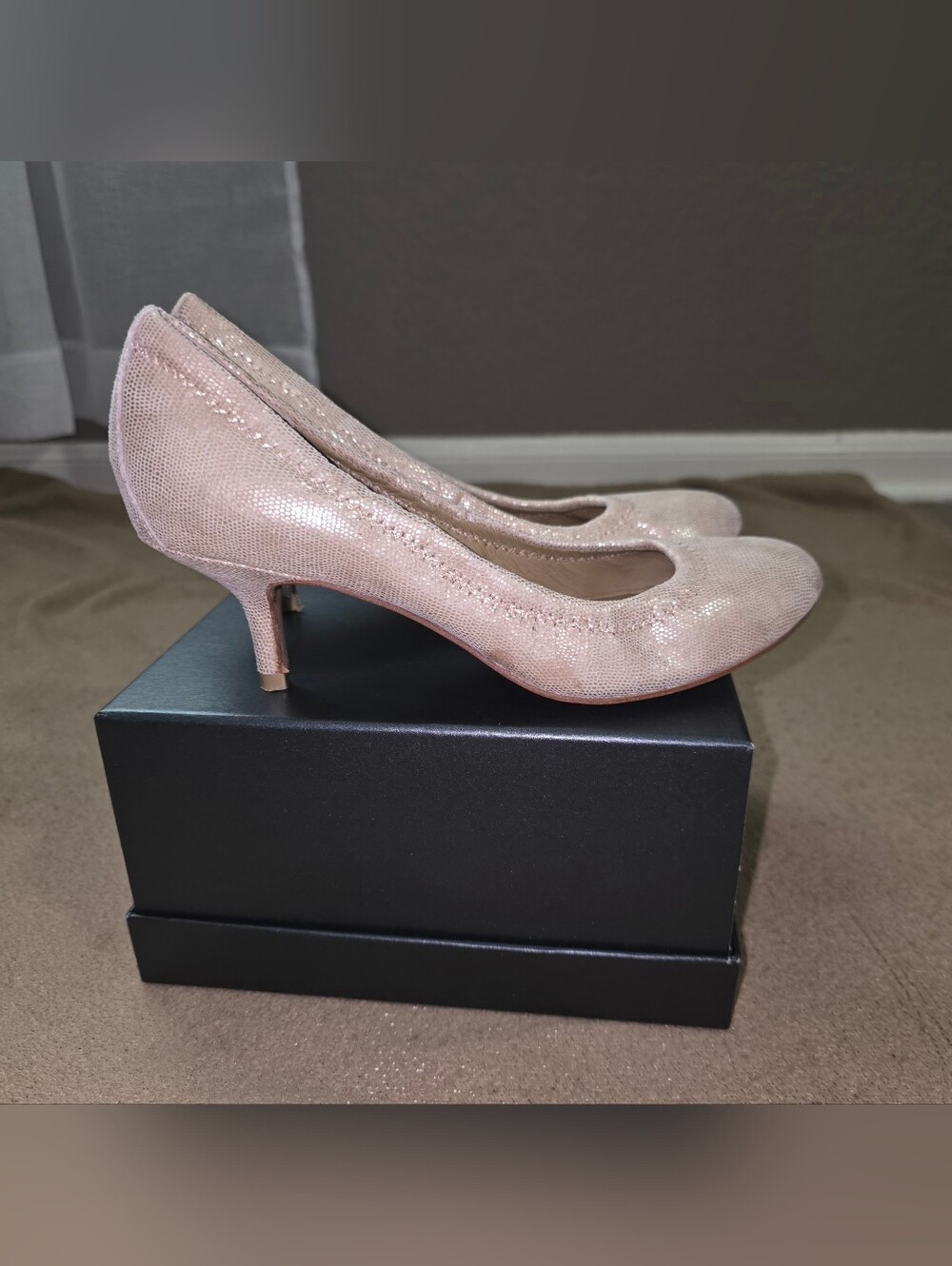 Donald J Pliner Women’s Gold Suede Glitter Round Toe Slip On Pump 5.5M